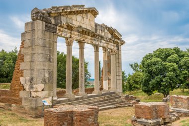 apollonia Tapınağı kalıntıları.