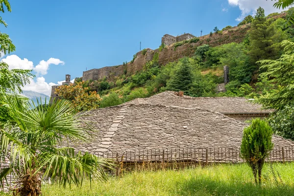 古い要塞が付いている gjirokaster 家の屋根 — ストック写真