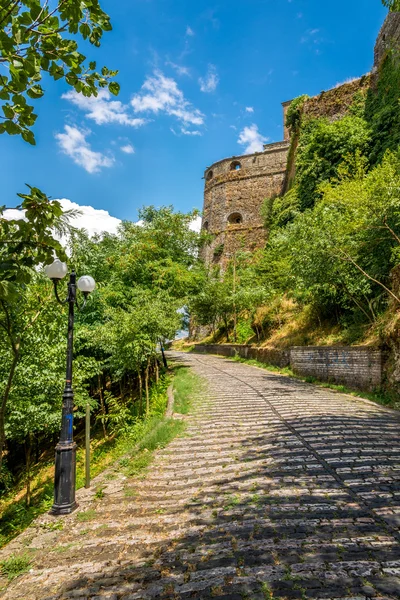 Gjirokaster 城へのパス — ストック写真