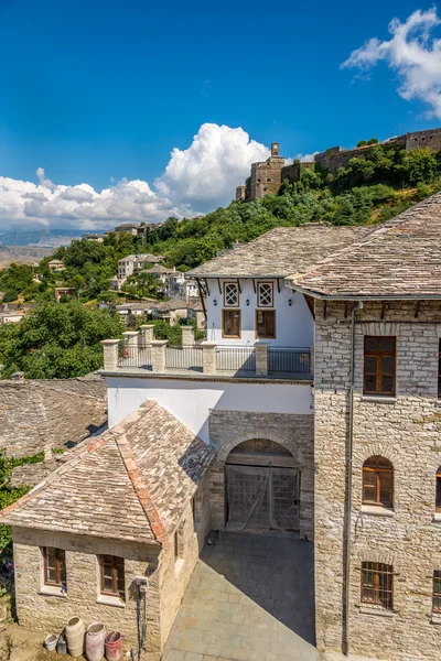 Antiguas casas otomanas en Gjirokaster — Foto de Stock