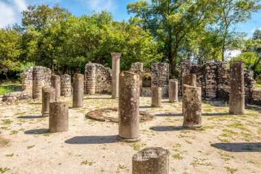 butrint, antik vaftizhane kalıntıları.