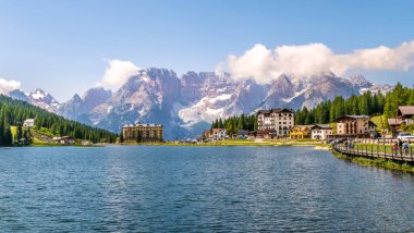 Misurina, İtalya - 11 Temmuz 2021 - Misurina Gölü manzarası. Misurina Gölü en büyük doğal gölüdür ve deniz seviyesinden 1,754 metre yüksekliktedir..
