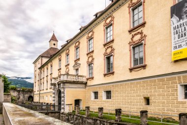 Bressanone, İtalya - 11 Haziran 2021 - Bressanone caddelerindeki müze binasının manzarası. Bressanone, Kuzey İtalya 'da Güney Tyrol eyaletinde yer alan bir şehirdir..