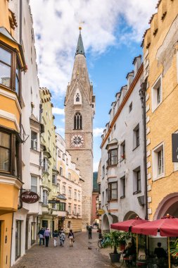 Bressanone, İtalya - 11 Temmuz 2021 Bressanone 'daki St.Michael Kilisesi' nin çan kulesine bakın. Bressanone, Kuzey İtalya 'da Güney Tyrol eyaletinde yer alan bir şehirdir..