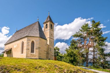 Güney Tyrol Dolomites 'in Viums köyündeki eski kiliseyi görün - İtalya