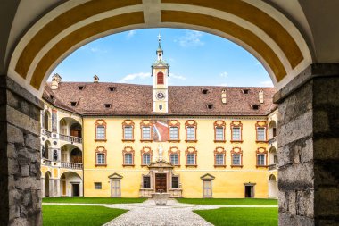 Güney Tyrol Dolomitleri 'ndeki Bressanone Kalesi' nin avlusuna bakın - İtalya