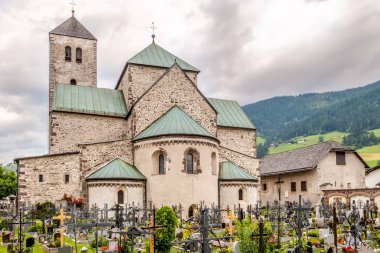 San Candido 'daki Manastır Kilisesi, 13 Temmuz 2021, San Candido. San Candido, Drava Nehri 'ndeki Puster Vadisi' nde Bolzano 'nun yaklaşık 80 kilometre kuzeydoğusunda yer almaktadır..