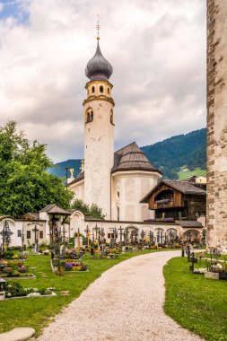 San Candido 'da San Michele Kilisesi, 13 Temmuz 2021, San Candido. San Candido, Drava Nehri 'ndeki Puster Vadisi' nde Bolzano 'nun yaklaşık 80 kilometre kuzeydoğusunda yer almaktadır..