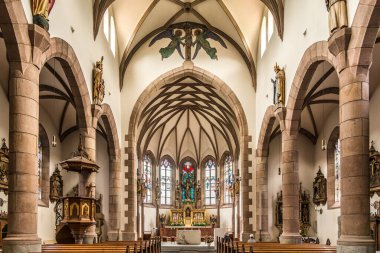 SCENA, İtalya - 16 Temmuz 2021 - Scena 'daki Santa Maria Assunta Kilisesi' nin İçi Görünümü. Scena, Kuzey İtalya 'da Güney Tyrol' da Passeier Vadisi 'nde yer alan bir komündür..