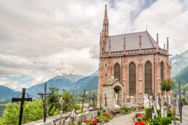 SCENA, İTALYA - 16 Temmuz 2021 - Scena 'daki mezarlığı olan mozolede manzara. Scena, Kuzey İtalya 'da Güney Tyrol' da Passeier Vadisi 'nde yer alan bir komündür..