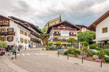 SCENA, İtalya - 16 Temmuz 2021 - Scena şehrinin sokaklarında. Scena, Kuzey İtalya 'da Güney Tyrol' da Passeier Vadisi 'nde yer alan bir komündür..