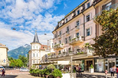 Merano, İtalya - 16 Temmuz 2021 - Merano sokaklarında. Merano, Kuzey İtalya 'da Güney Tyrol eyaletinde yer alan bir şehirdir..