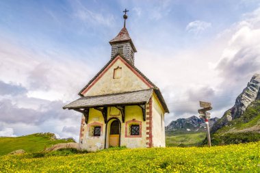 İtalya 'da Giovo Geçidi (2094) yakınlarındaki Şapel' de görüntüle