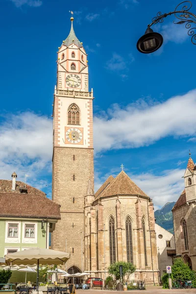 Utsikt Över Klocktornet Kyrkan Saint Nicholas Gatorna Merano Italien — Stockfoto