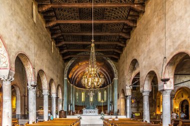 TRIESTE, İtalya - 31 bin 2021 - Trieste 'deki Sant Justus Katedrali' nin iç mekanına bakın. Trieste, İtalya 'nın kuzeydoğusunda yer alan bir şehirdir..