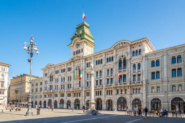 TRIESTE, ITALY - 31 Ağustos 2021 - Trieste 'deki belediye binasının manzarası. Trieste, İtalya 'nın kuzeydoğusunda yer alan bir şehirdir..