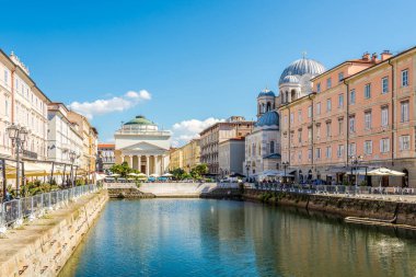 TRIESTE, İtalya - 31 bin 2021 - Trieste 'deki Kanal Grande yakınlarındaki binalara bakın. Trieste, İtalya 'nın kuzeydoğusunda yer alan bir şehirdir..