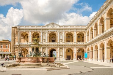 LORETO, ITALY - EYLÜL 1.2021 Loreto 'daki Maggiore çeşmesine bakın. Loreto en çok popüler bir Katolik hac alanı olan Bazilika della Santa Casa 'nın merkezi olarak bilinir..