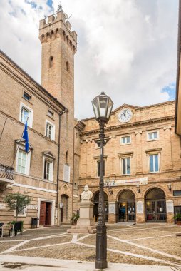 LORETO, ITALY - SEPTEMBER 12021 - Loreto 'daki Garibaldi mekanında. Loreto en çok bilinen adıyla Bazilika della Santa Casa, popüler bir Katolik hac alanı..