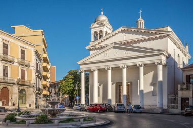 FOGGIA, ITALY - EPTEMBER 12021 - San Francesco Kilisesi 'nin Foggia sokaklarındaki görüntüsü. Foggia, Güney İtalya 'da Apulia eyaletinde yer alan bir şehirdir..