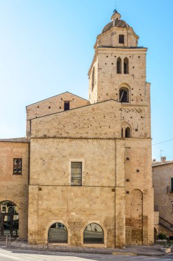 İtalya 'da Lanciano sokaklarındaki San Francesco Kilisesi' ne bakın.