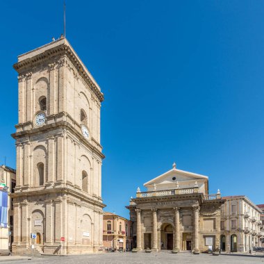 Lanciano 'daki Çan Kulesi ve Santa Maria del Ponte Bazilikası' na bakın.