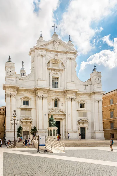 Loreto イタリア 2021年9月1日 ロレトのサンタ カーサ大聖堂のファサードをご覧ください ロレートは最も一般的に 人気のあるカトリックの巡礼地であるサンタ カーサ大聖堂の席として知られています — ストック写真