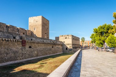 BARI, İtalya - 2 Eylül 2021 - Bari 'deki Swabian Kalesi yakınlarındaki gezinti güvertesine bakın. Bari güney İtalya 'da Apulia bölgesinin başkentidir..