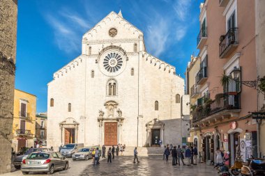 BARI, İtalya - 2 Eylül 2021 - Bari sokaklarındaki San Sabino Katedrali 'ne bakın. Bari güney İtalya 'da Apulia bölgesinin başkentidir..