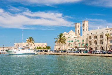 MOLFETTA, İtalya - 2 Eylül 2021 - Molfetta Limanı 'nda. Molfetta, İtalya 'nın Apulia eyaletinin başkenti Bari' nin kuzeyinde yer alan bir kasabadır..