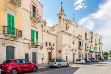 MOLFETTA, İtalya - 2 Eylül 2021 - Molfetta sokaklarında. Molfetta, İtalya 'nın Apulia eyaletinin başkenti Bari' nin kuzeyinde yer alan bir kasabadır..