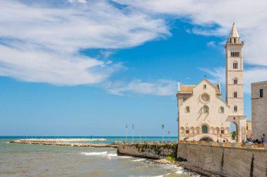 TRANI, İtalya - 2 Eylül 2021 Trani kıyısındaki Saint Nicolas Bazilikası 'na bakın. Trani, İtalya 'nın güneyinde, Adriyatik Denizi kıyısında yer alan bir liman..