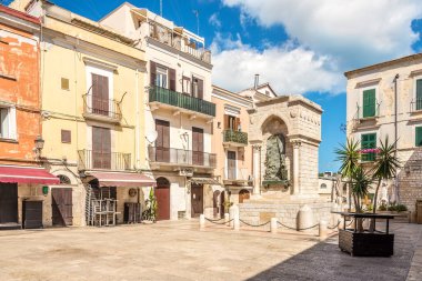 BARLETTA, İtalya - 2 Eylül 2021 - Barletta Anıtı Meydan Okuma Anıtı. Barletta, İtalya 'nın güneydoğusunda, Apulia bölgesinde bir şehirdir.. 