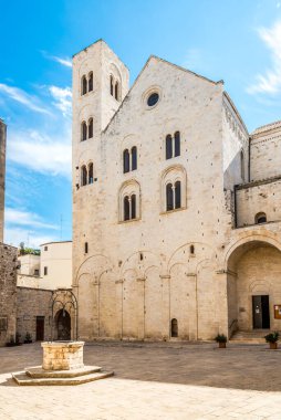 Bitonto, İtalya 'daki St. Mary Katedrali' nin avlusuna bakın.