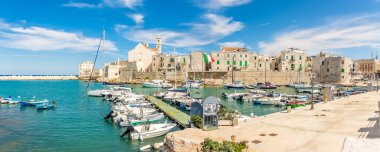 Giovinazzo, İtalya 'daki Adriyatik Denizi kıyısındaki Limanda panoramik manzara
