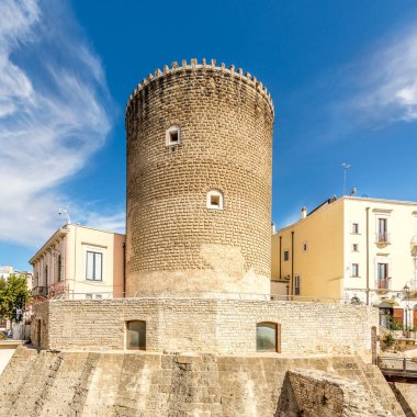İtalya, Bitonto sokaklarındaki Angioino kulesine bakın.