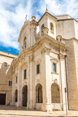 Trani-İtalya sokaklarındaki Santa Teresa Kilisesi 'ne bakın.