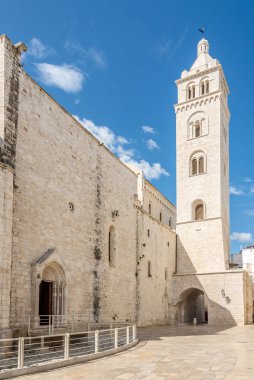 Barletta, İtalya 'daki Santa Maria Maggiore Katedrali' nin çan kulesine bakın.