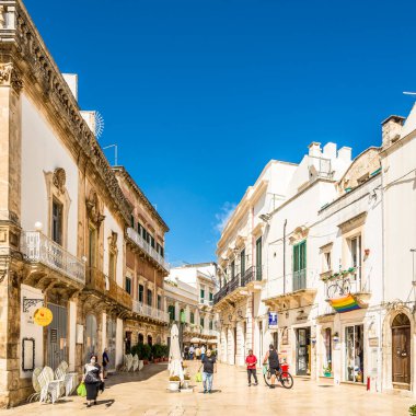 MARTINA FRANCA, İTALYA - 3 Eylül 2021 Martina Franca sokaklarında. Martina Franca, İtalya 'nın Apulia eyaletinde yer alan bir şehirdir..