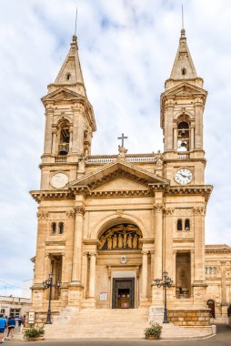 ALBEROBELLO, İTALYA - 3 Eylül 2021 - Alberobello sokaklarında Saint Damian Kilisesi ve Saint Cosma manzarası. Aberobello, İtalya 'da Apulia eyaletinde yer alan bir şehirdir..