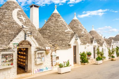 ALBEROBELLO, İTALYA - 3 Eylül 2021 - Alberobello sokaklarında Trulli kaya evleri. Aberobello, İtalya 'da Apulia eyaletinde yer alan bir şehirdir..