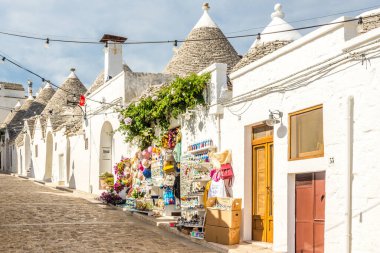 ALBEROBELLO, İTALYA - 3 Eylül 2021 - Alberobello sokaklarında Trulli kaya evleri. Aberobello, İtalya 'da Apulia eyaletinde yer alan bir şehirdir..