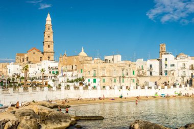 Monopoli, İtalya - 3 Eylül 2021 - Cala Porta Vecchia şehir plajından Monopoli manzarası. Monopoli, İtalya 'da Apulia eyaletinde yer alan bir şehirdir.. 