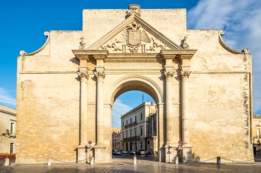 LECCE, ITALY - 3.2021 EYLÜL - Lecce sokaklarındaki Zafer Kemeri 'ne bakın. Lecce güney İtalya 'da tarihi bir şehirdir..