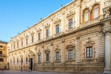 LECCE, ITALY - EPTEMBER 3.2021 - Lecce caddelerindeki Vali Sarayı 'na bakın. Lecce güney İtalya 'da tarihi bir şehirdir..