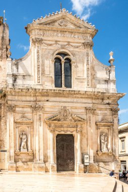 OSTUNI, İtalya - 3 Eylül 2021 - Ostuni 'deki San Fracesco Kilisesi' nde manzara. Ostuni, İtalya 'nın Apulia bölgesinde, kıyıdan yaklaşık 8 km uzaklıkta bulunan bir şehir ve komün..