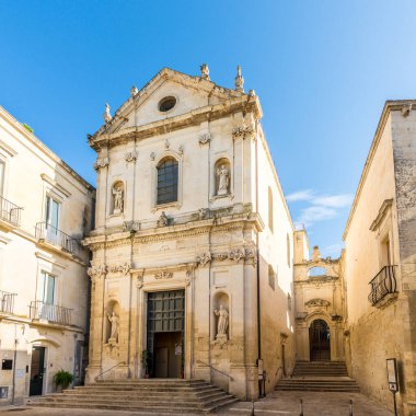 İtalya 'da Lecce caddelerindeki Saint Anne Kilisesi' ne bakın.