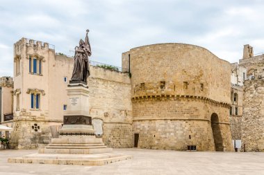 OTRANTO, İtalya - 4 Eylül 2021 - Otranto 'daki Alfonsina kulesiyle birlikte Martiri Anıtı' na bakın. Otranto, İtalya 'nın Apulia eyaletinde yer alan bir şehirdir..