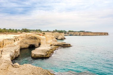 İtalya 'da Adriyatik Denizi kıyısındaki Torre del Orso' daki Kaya oluşumuna bakın.