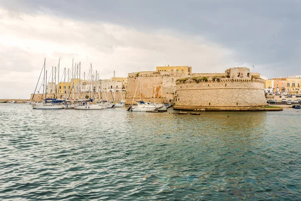 与意大利港口一起游览加利波里城堡 — 图库照片
